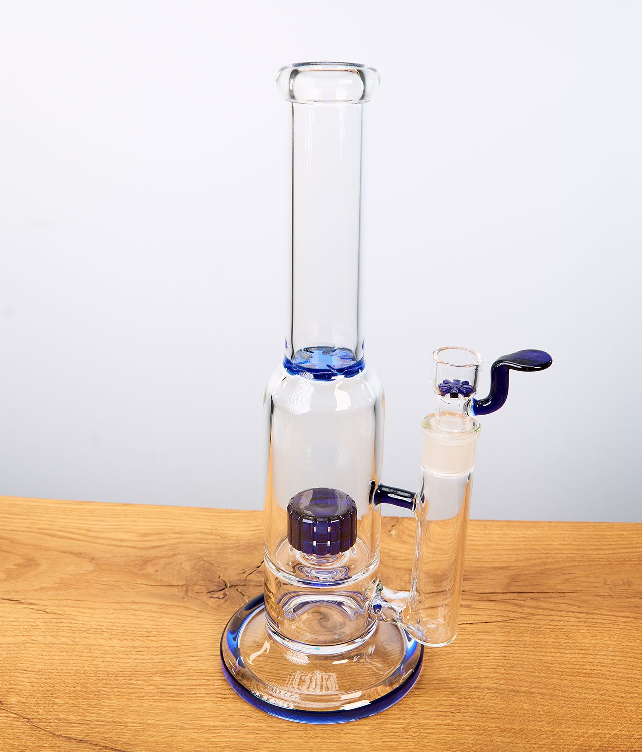 blaze-glass-glasbong-mit-trommelperkolator-jpg Glasbong mit blauen Farbakzenten und Perkolator auf Holz