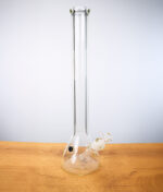 Lange 40cm Bong steht auf Holz mit 9mm Wandstärke, Klarglas.
