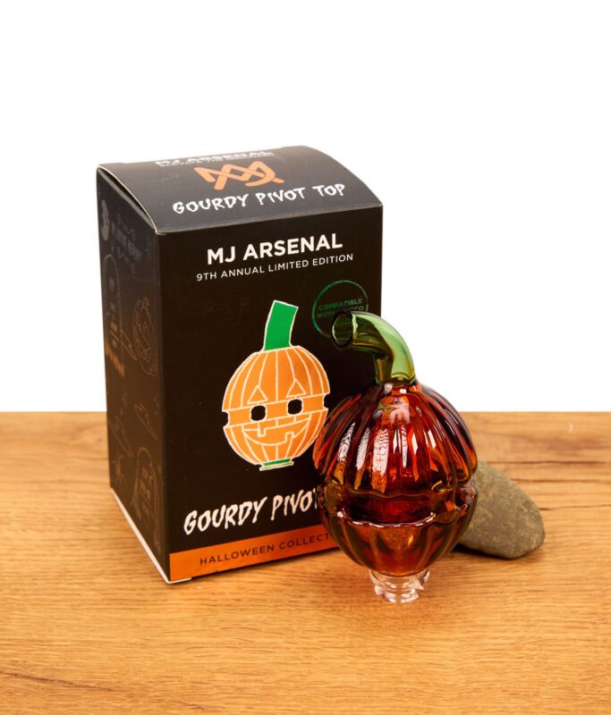 Glasaufsatz für den Puffco Pivot im Kürbis Design steht auf Holz vor der Verpackung