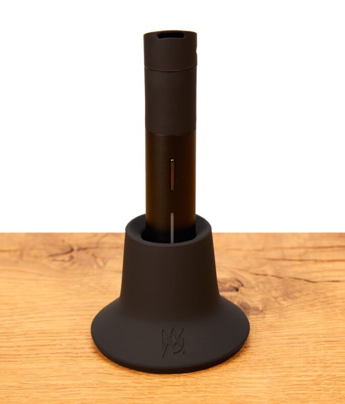 Puffco Pivot Vaporizer steht im MJ Arsenal Dock, einem Halter für Vaporizer