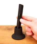 Hand hält Vaporizer über dem MJ Arsenal Dock Halter
