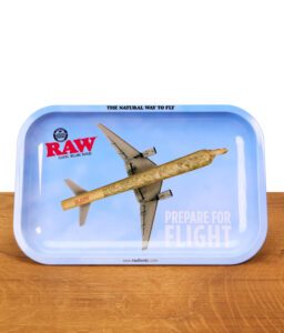 RAW Rolling Tray auf einem Holzbrett