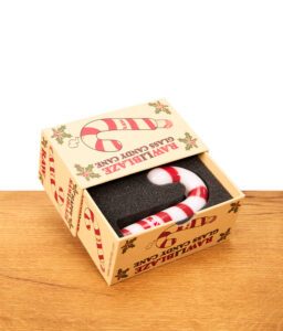 RAW Zuckerstange in gepolsteter Verpackung auf Holz