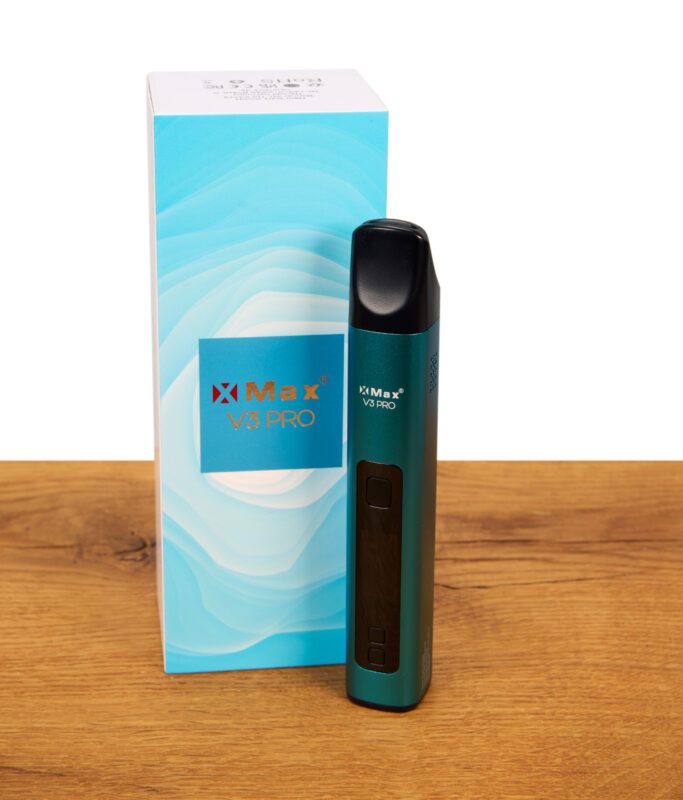 XMAX V3 Pro Vaporizer in Blau vor Verpackung auf Holz
