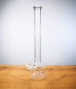 Glasbong mit 9mm Wandstärke steht allein auf Holz