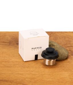 Einzelne Heizkammer des Puffco New Proxy Vaporizers neben der Verpackung und einem Stein