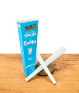 Zwei Hülsen und die blaue Verpackung der VIBES x COOKIES Cones