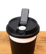 Geöffnetes Mundstück mit weißer Keramik Bowl des Puffco Cupsy Kaffebecher-Bubbler