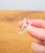 Finger halten EHLE Glasfilter mit grünem Aufdruck des Markenlogos
