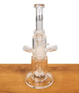 Triple Vertigo Bong von vorne auf einem Holzbrett