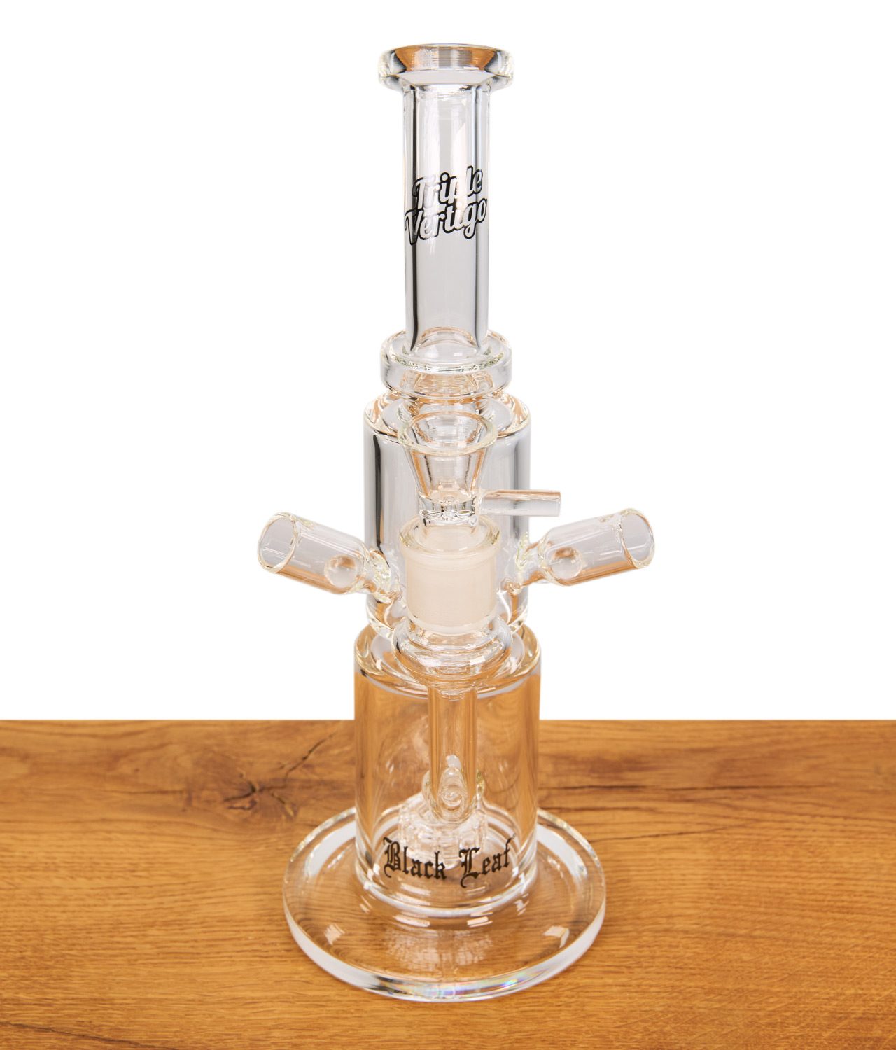 black-leaf-triple-vertigo-glasbong-jpg Triple Vertigo Bong von vorne auf einem Holzbrett