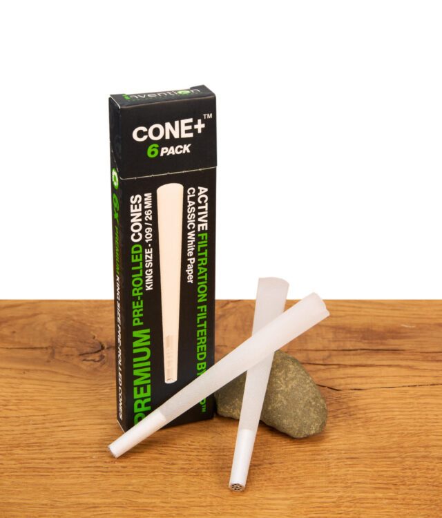 Gebleichte Hülsen von CONES in der Cone+ Serie auf Holz