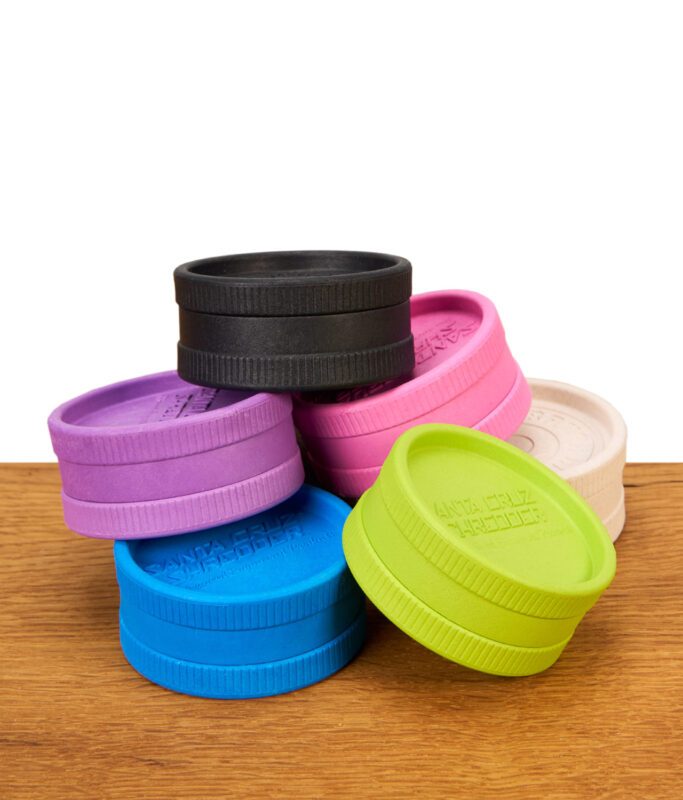 Sechs Hanfgrinder von Santa Cruz aufeinander