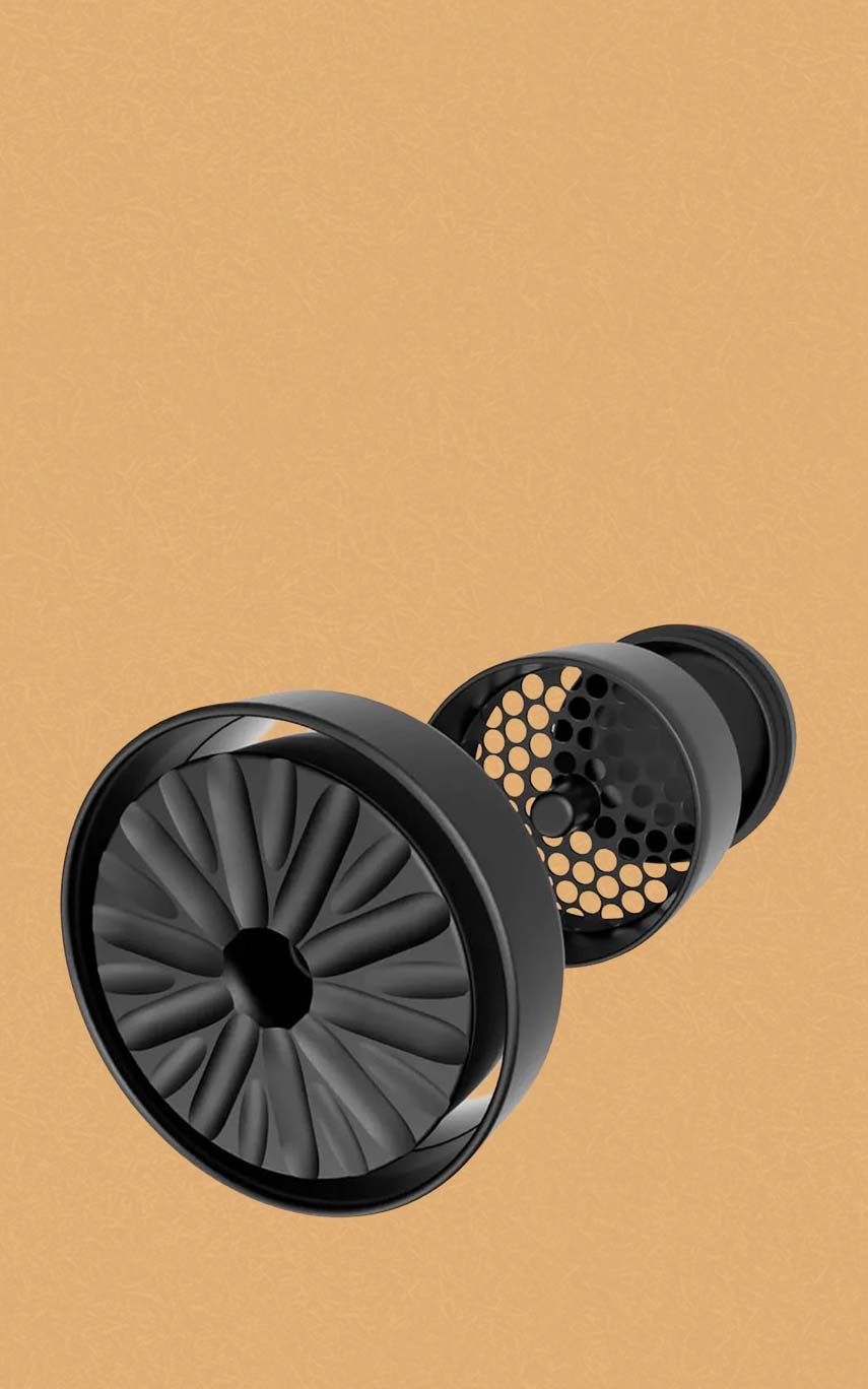 Einzelteile der Flower Mill Grinder Kräutermühle welche schwebend vor braun beigem Hintergrund ist