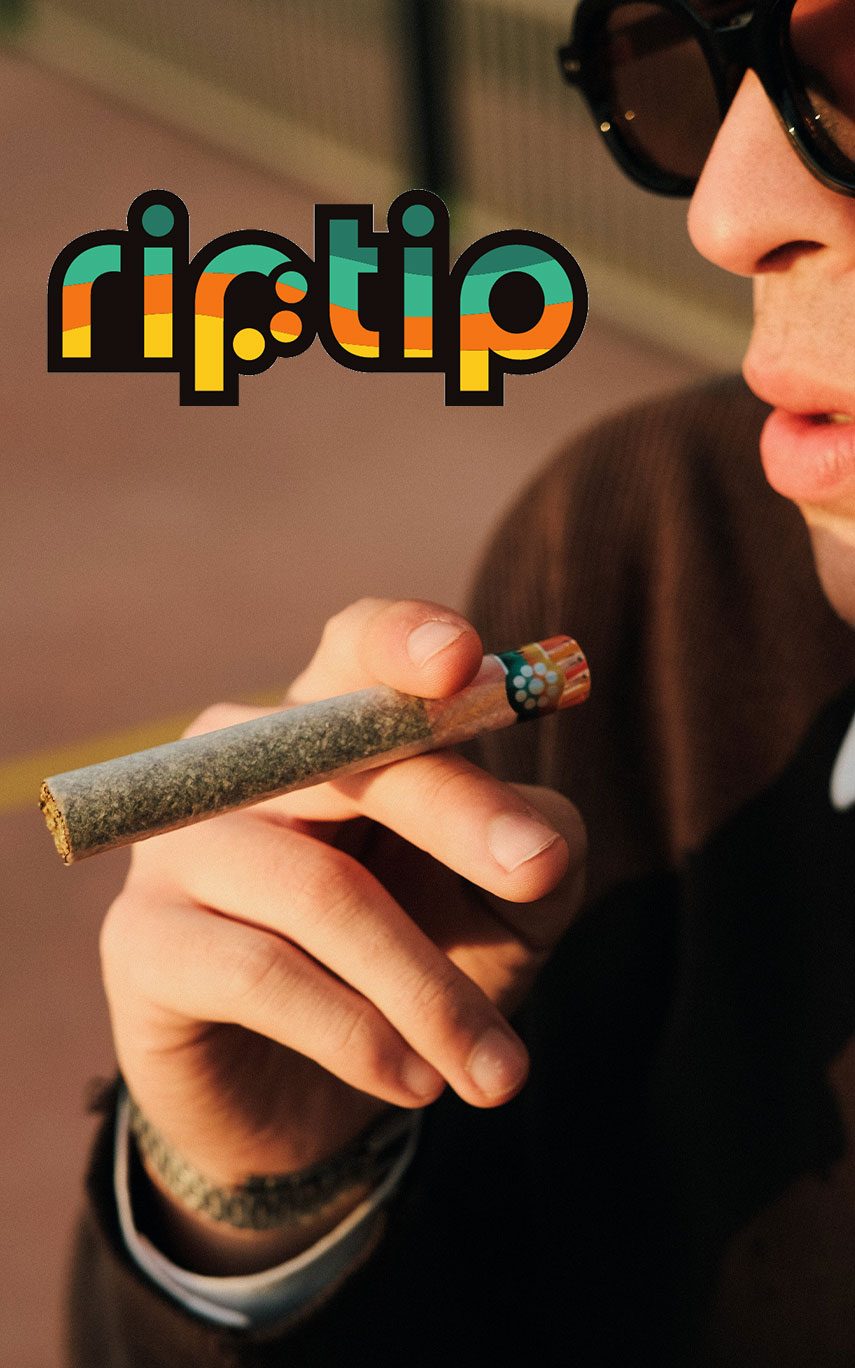 RipTip Glasfilter in Joint verbaut und von Mann mit Sonnenbrille zwischen den Fingern gehalten. Warmes Licht und großes "RipTip" Logo oben links mit bunten Farben.