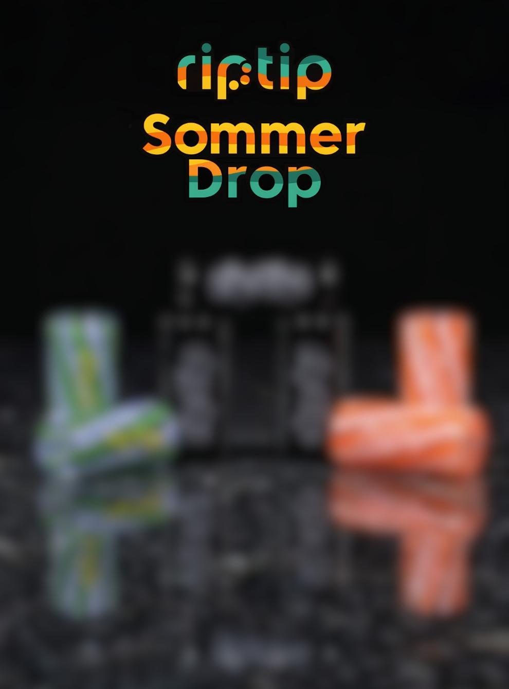 Verschwommener Hintergrund mit Glasfiltern und einem bunten Schriftzug "riptip Sommer Drop" für die neue RipTip Kollektion 2026