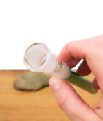 Qinglong Ersatzchillum von Hand gehalten vor einem Holzbrett
