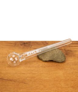 Klare Ölpfeife mit weißem EHLE logo auf einem Stein angelehnt auf holz liegend