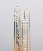 Nahaufnahme von zwei Jelly Joker Schlitzdiffusoren, beide mit geschlitztem Diffusor-Design sichtbar, vor weißem Hintergrund.