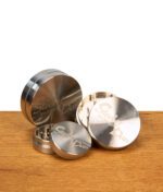 Drei Steely Dan Edelstahl Grinder in verschiedenen Größen, teilweise geöffnet mit Blick auf das Mahlwerk