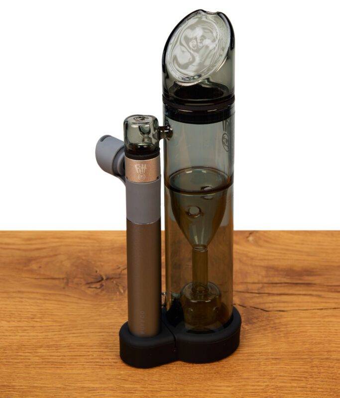 Ryan Fitt Pillar Pivot Bubbler aus getöntem Borosilikatglas montiert auf dem Puffco Pivot Vaporizer in einer schwarzen Silikonbasis.