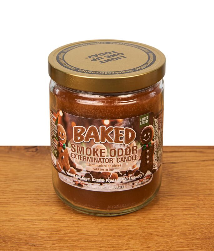 Smoke Odor Exterminator Duftkerze "Baked" im 13oz Glas mit goldenem Deckel und weihnachtlichem Lebkuchen-Etikett.