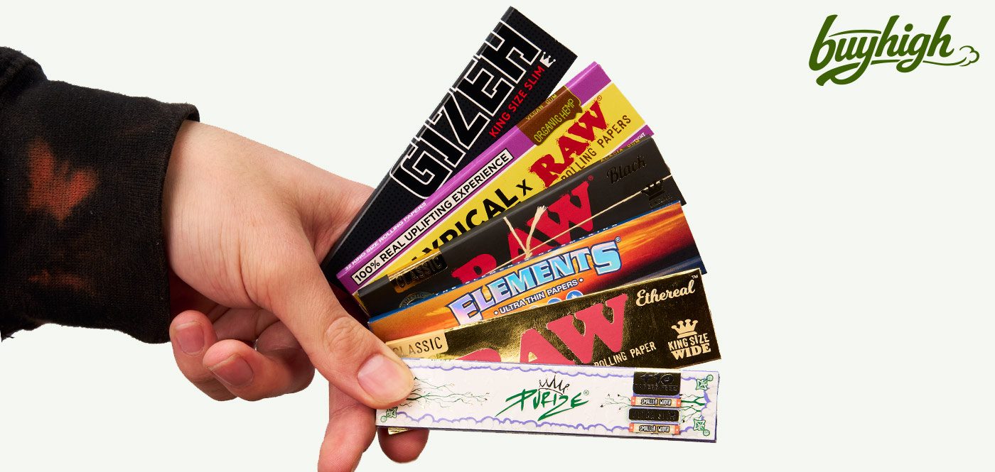 Die besten Rolling Papers in 2026 von Marken wie RAW, OCB und PURIZE in der Hand gehalten vor weißem Hintergrund.