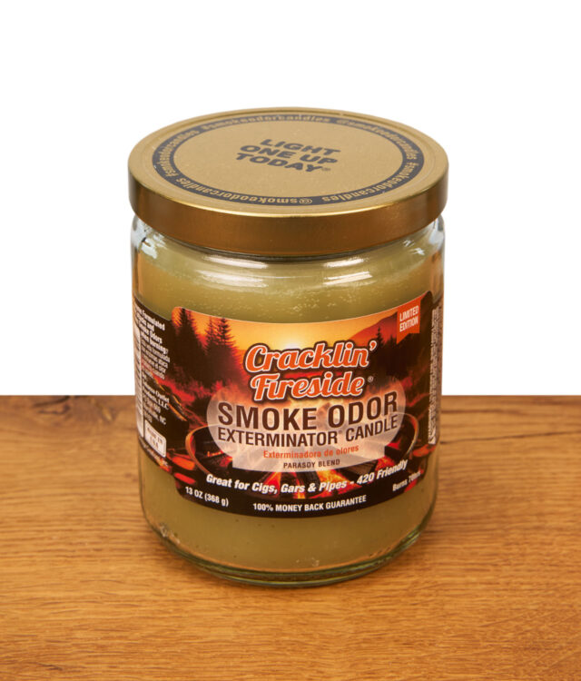 Geschlossene Smoke Odor Exterminator Candle Cracklin' Fireside Duftkerze im 368g Glas mit goldenem Metalldeckel zur Geruchsneutralisierung.