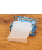 Geöffnete Elements Rolls Nachfüllbox mit herausgezogenem King Size Paper über der integrierten Abrisskante auf einer Holzoberfläche.