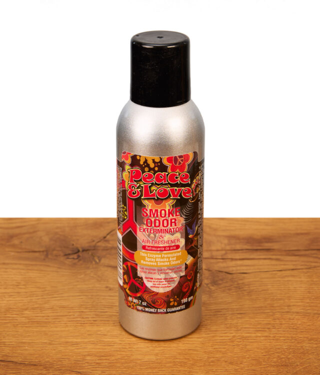 Smoke Odor Exterminator Spray Peace & Love zur Geruchseliminierung in einer silbernen Sprühdose mit buntem Retro-Etikett.