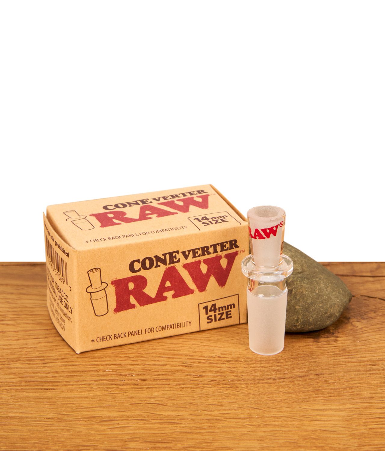 raw-converter-jpg RAW ConeVerter 14mm Adapter aus Borosilikatglas neben der braunen Originalverpackung auf einer Holzoberfläche.
