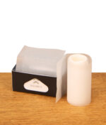 Geöffnete Gizeh Black Rolls Slim Packung mit herausgezogenem, extra feinem Endlospapier und der innenliegenden Papierrolle auf Holz.