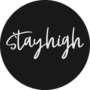 Schwarzer Kreis mit weißem "stayhigh" Logo des deutschen Headshops buyhigh auf weißem Hintergrund