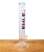 Frontalansicht der EHLE. Rundfuß Glasbong mit Fokus auf das Lava-Logo und den stabilen, breiten Standfuß.