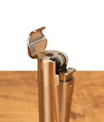 Detailaufnahme des Zündmechanismus vom Clipper Feuerzeug Metall Jetflame Silber mit geöffneter Metallkappe und Zündrad.