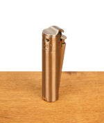 Stehendes Clipper Feuerzeug Metall Jetflame Silber mit geschlossener Schutzkappe und mattiertem Finish auf einer Holzoberfläche.
