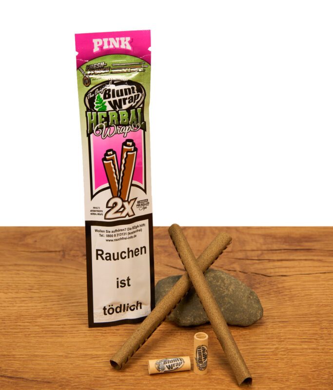Blunt Wrap Herbal Wraps Pink 2er Pack neben zwei gekreuzten Kräuter-Wraps auf einem Stein und Holz-Tips auf einem Tisch.