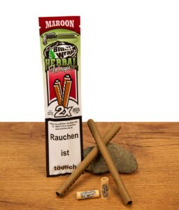 Blunt Wrap Herbal Wraps Maroon 2er Pack, präsentiert mit zwei Kräuter-Wraps auf einem Stein und hölzernen Filtertips.