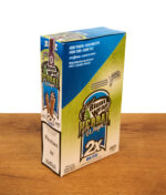 Blaue Display-Box Blunt Wrap Herbal Wraps 25er Pack Blue auf Holztisch. Tabakfreie Wraps mit Zip-Seal.