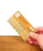 Hand hält ein geöffnetes Heftchen Greengo Papers King Size. Die Rückseite zeigt das FSC-Logo der nachhaltigen Verpackung.