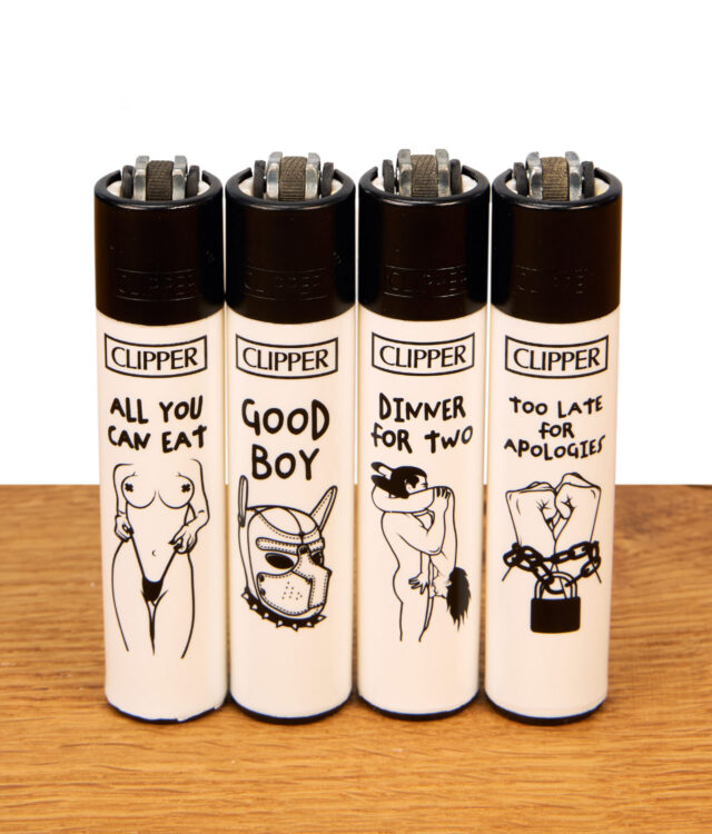 Vier weiße Clipper Feuerzeuge der FFX Adult #3 4er Serie mit schwarzen Kappen und erotischen Strichzeichnungen auf einem Holztisch.