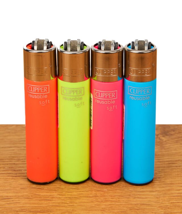 4er-Set Clipper Feuerzeug Soft Touch in Neon-Farben auf Holz. Matte, griffige Oberfläche, Metallkappe und nachfüllbares System.