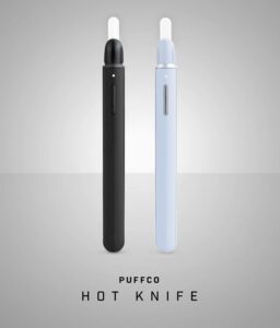 Beide Farben Onyx und Haze des Puffco Hot Knife V2 nebeneinander vor grauem Hintergrund. Unten steht in schwarz "Puffco Hot Knife"