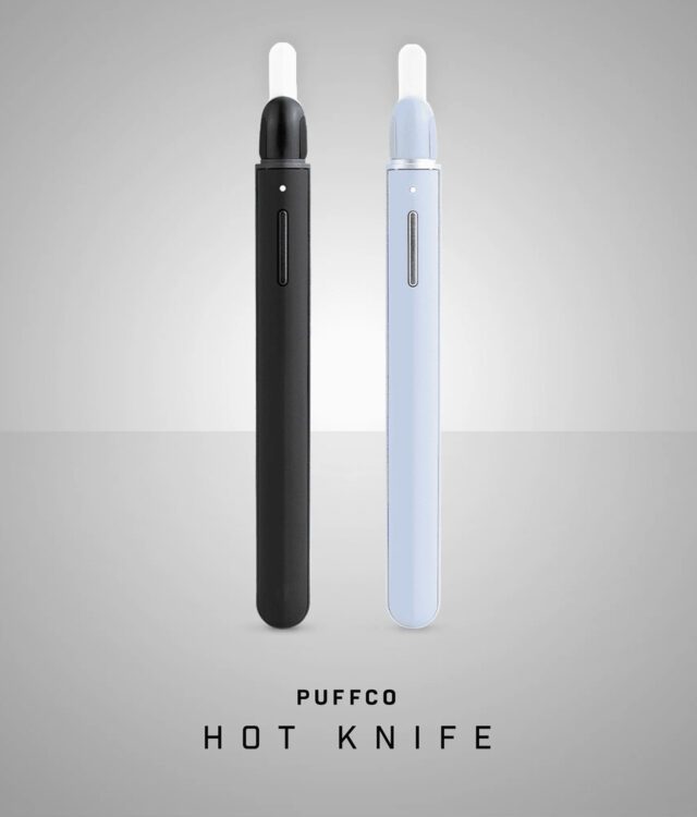 Beide Farben Onyx und Haze des Puffco Hot Knife V2 nebeneinander vor grauem Hintergrund. Unten steht in schwarz "Puffco Hot Knife"