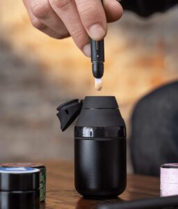 Lifestyle-Aufnahme des Proxy Core Bundles: Ein Nutzer entnimmt ein Konzentrat mit dem New Hot Knife, um es präzise in das Proxy Core Gerät zu füllen.