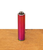 Frontale Ansicht des nachfüllbaren Metal Clipper Feuerzeugs Rainbow mit markanter vertikaler Iridiscent-Maserung, zentriert auf einer Holzoberfläche.