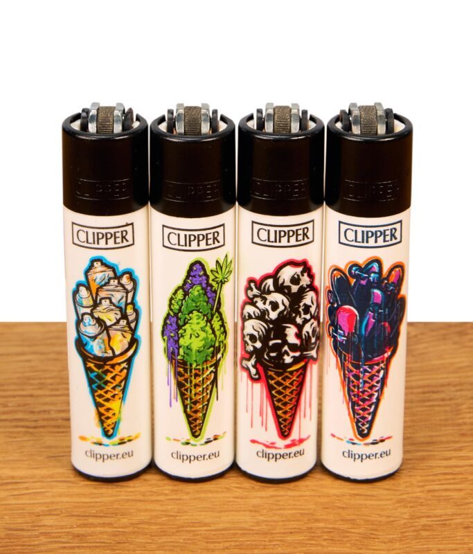 Clipper Feuerzeug Eiswaffeln 4er Set auf einem Holzbrett