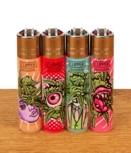 Komplette 4er-Serie der Clipper Feuerzeuge Out of Weed mit bunten Motiven und nachfüllbarem Gastank.
