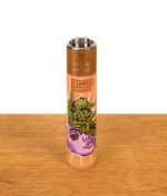 Clipper Feuerzeug Out of Weed Face aus robustem Nylon mit auswechselbarem Zündstein auf einer Holzoberfläche.