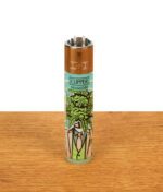 Clipper Feuerzeug Out of Weed Head Design in Hellblau mit kindersicherem Drucksystem und langlebigem Nylon-Body.